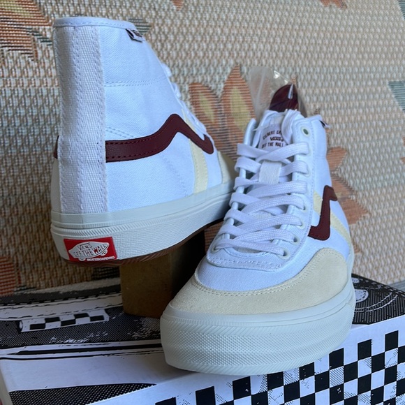 Vans WMNS Crockett High
White/Red
VN0A5JIGYF9
Sneakers - Picture 10 of 16